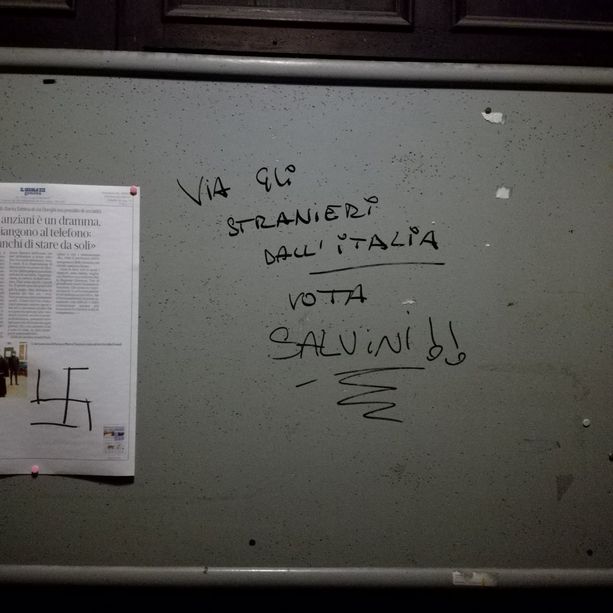 San Fruttuoso, svastica e scritte razziste deturpano la porta della chiesa di Santa Sabina