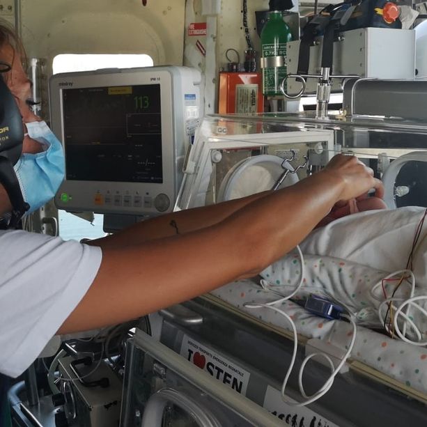 Neonato in volo verso l'ospedale Gaslini di Genova sull'elicottero dei vigili del fuoco [FOTO]
