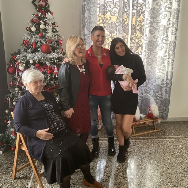 Cinque generazioni in un solo abbraccio: che esplosione di vita in una famiglia del Ponente genovese