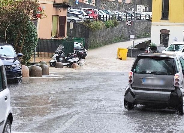 Maltempo si abbatte su Genova, sessanta le richieste di intervento ai vigili del fuoco, la val Bisagno è la più colpita