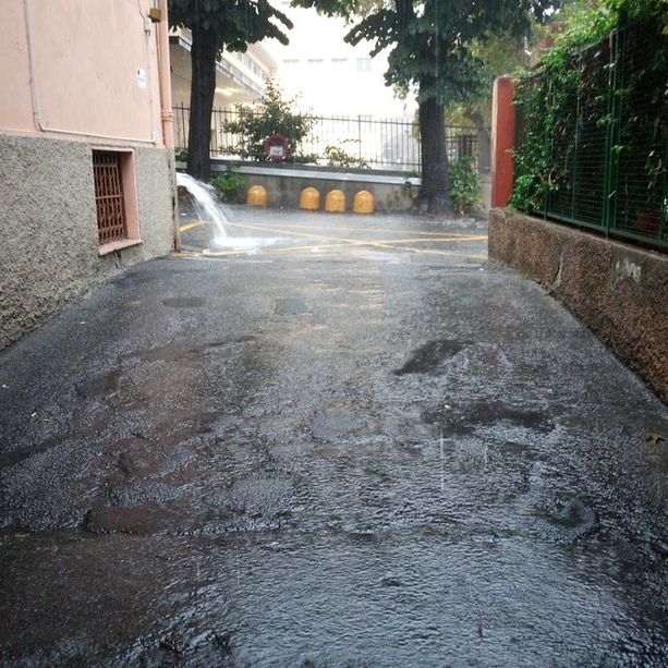 Forti piogge in corso, segnalati allagamenti in Valpolcevera e a Sampierdarena