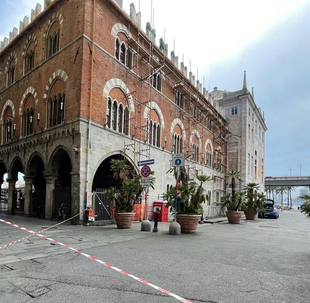 Allarme bomba vicino palazzo San Giorgio, in corso le verifiche (Foto e video diretta)