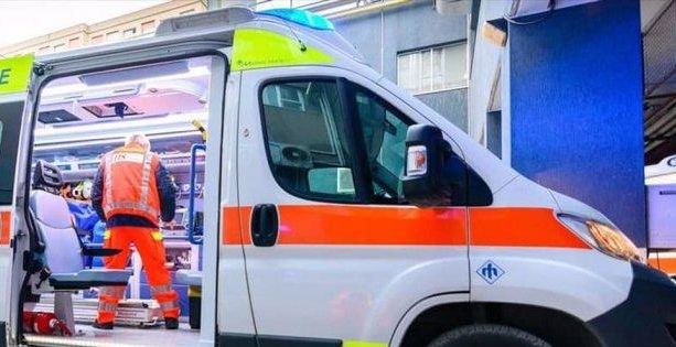 A26, cede il crick mentre cambiano la ruota del mezzo pesante: gravi due persone