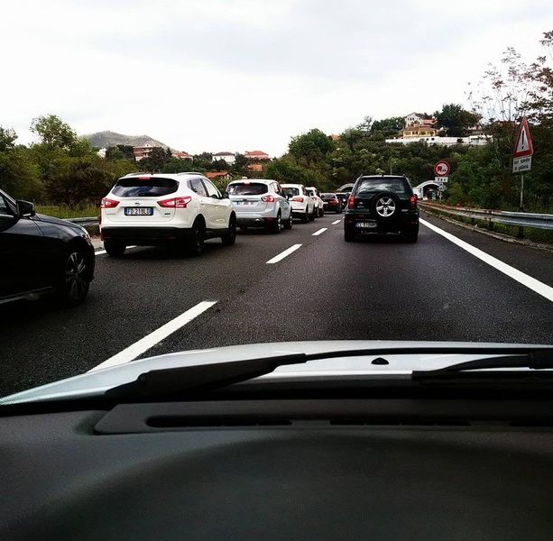 Autostrade, tornano i pedaggi, ma restano i cantieri. Oggi fino a otto chilometri di coda in A26