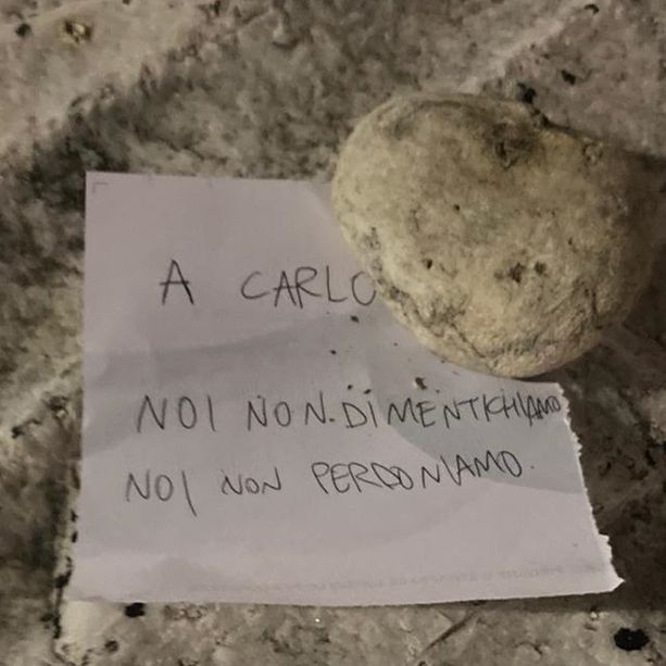 &quot;A Carlo noi non dimentichiamo, noi non perdoniamo&quot;, messaggio trovato sul cippo in memoria di Carlo Giuliani