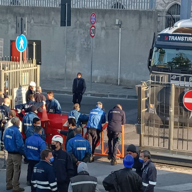 Genova, portuali ancora in sciopero, ma non c'entra il green pass, bloccato varco delle Grazie, Corteo fino alla stazione marittima (FOTO e VIDEO)