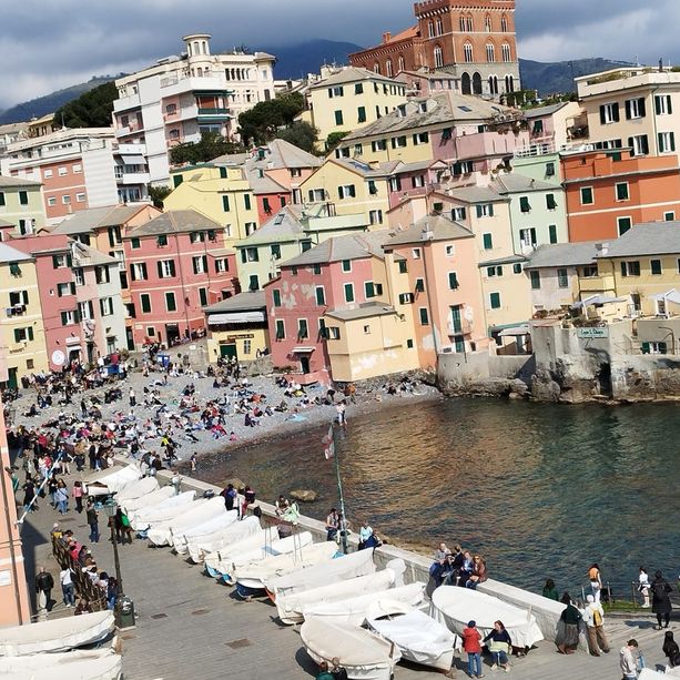 Boccadasse, giovane rischia di annegare, in codice rosso al San Martino