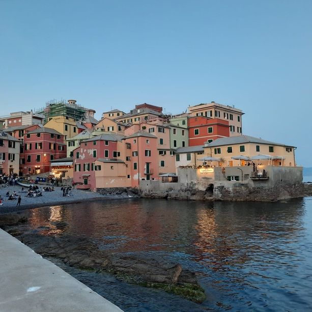 Bocassadasse, cade in acqua e rischia di annegare, ventenne intubato al San Martino