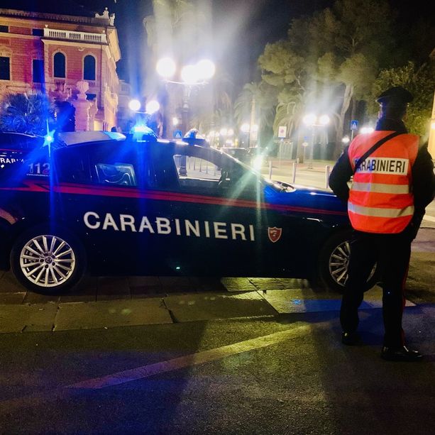 Uomo accoltellato a collo e faccia in vico del Serriglio, è grave al San Martino
