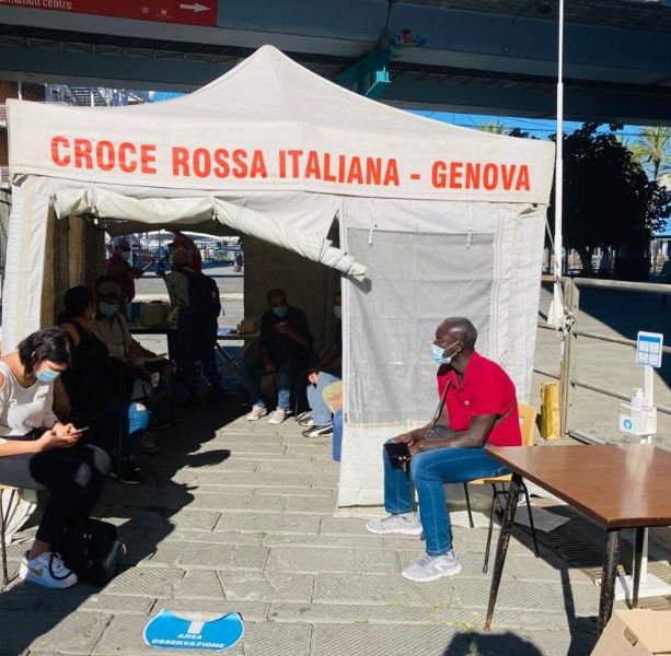 Oltre cento persone all’ambulatorio mobile per la vaccinazione dei senzatetto (FOTO)