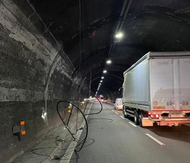 A12, dopo il crollo dei cavi riapre la galleria Monte Sperone