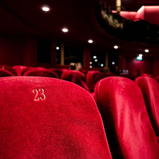 Cinema, teatri e luoghi della cultura al 100% anche al chiuso, discoteche al 50