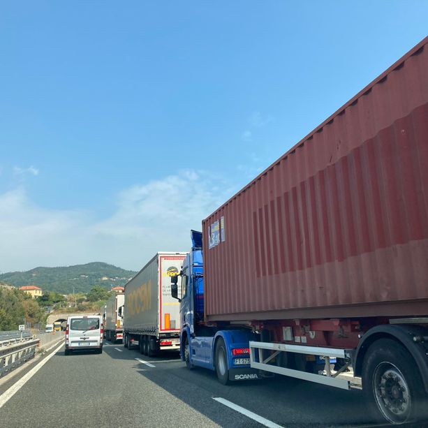 Camion giù da una scarpata fa un volo di 50 metri, incidente in A7 tra Busalla e Bolzaneto