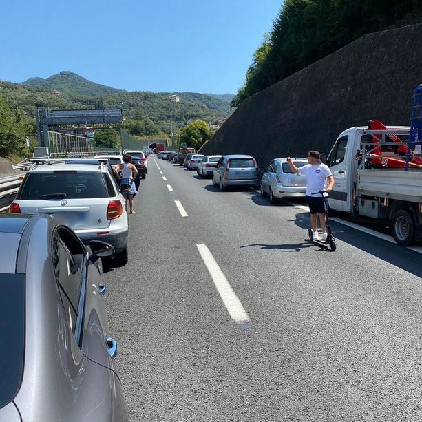 Autostrade: sei chilometri di coda in A12 per un mezzo in avaria e nell'attesa c'è chi prende il monopattino (FOTO)
