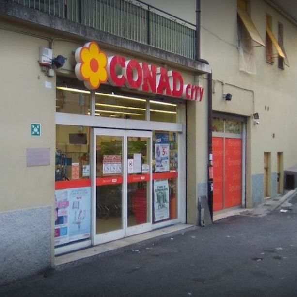 Incidente sul lavoro a Pra', insegna del Conad si stacca e colpisce una dipendente del supermercato