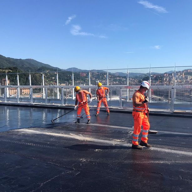 In corso la posa del primo strato di asfalto del nuovo ponte sul Polcevera (FOTO e VIDEO)