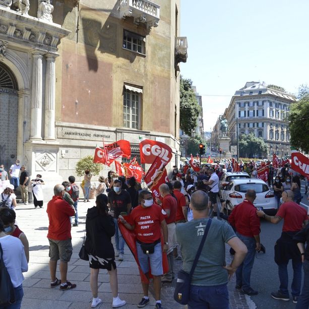 Protesta della Cgil a Genova: i lavoratori senza stipendio scendono in piazza (FOTO e VIDEO)