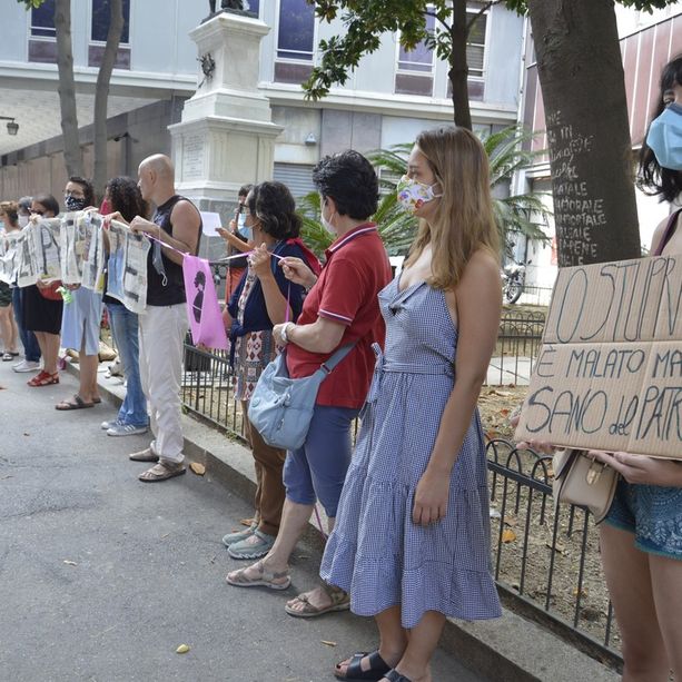 Non Una di Meno manifesta di fronte al tribunale: &quot;Giustizia per Martina Rossi e per tutte le vittime della violenza di genere&quot; (FOTO e VIDEO)