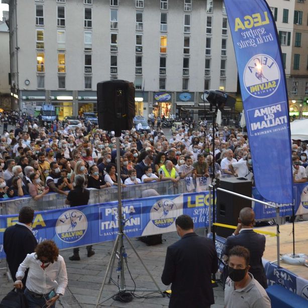 Comizio elettorale di Salvini in piazza Matteotti: ci sono anche i contestatori (VIDEO e FOTO)