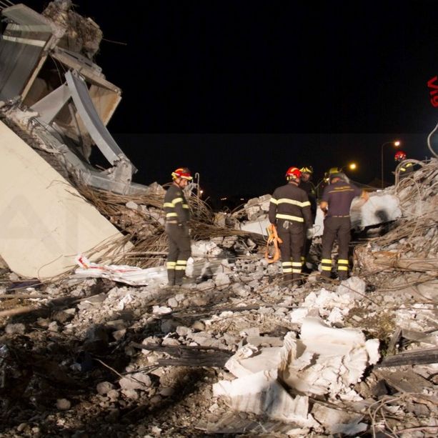 Speciale Morandi - il vigile del fuoco: &quot;Uno scenario enorme in un contesto inedito, ma non c'è stata attenzione per la nostra sicurezza&quot;
