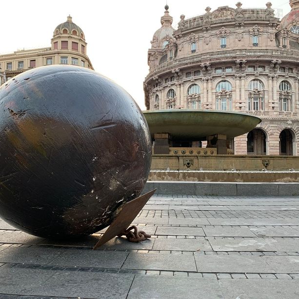 Vandali a Genova, già danneggiata l'opera di Pesce a De Ferrari, tre giovani denunciati dalla polizia locale