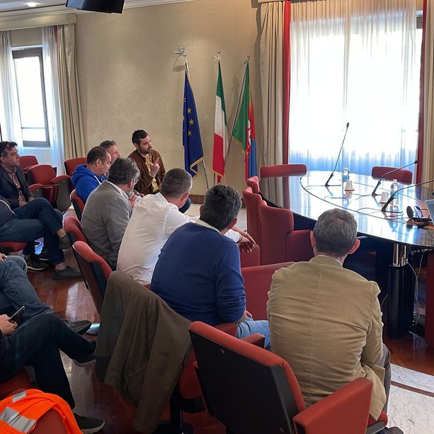 Manifestazione edili, il corteo è arrivato in piazza De Ferrari, una delegazione a colloquio con Toti