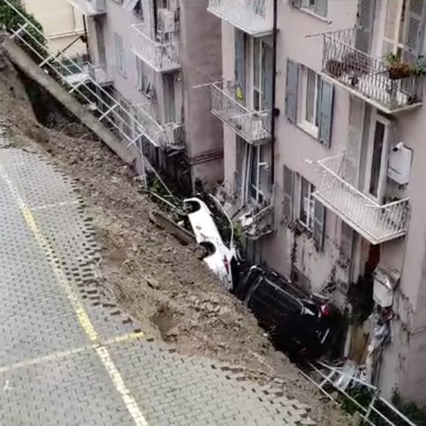 Crolla un muraglione a Castelletto, le auto contro la facciata di un palazzo