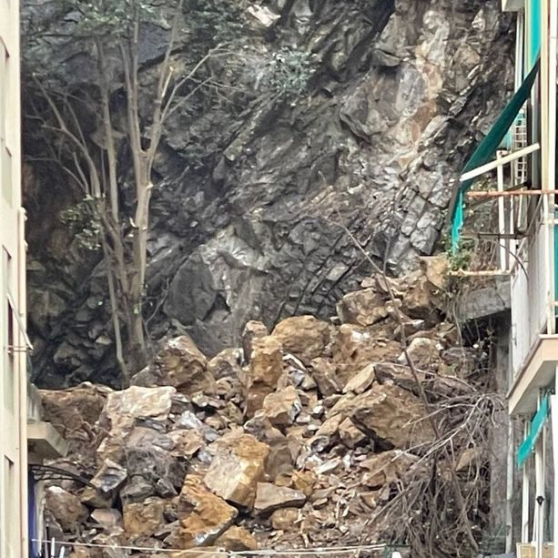 Borgoratti, frana in via Posalunga: evacuate diverse famiglie. Danneggiato un palazzo