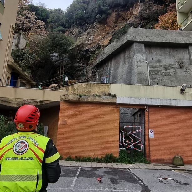 Frana in via Posalunga, anche oggi gli inquilini potranno recuperare i propri oggetti personali
