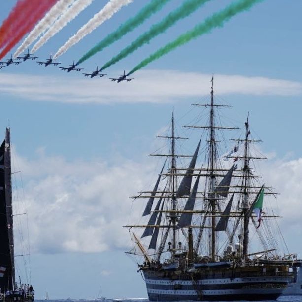 Lo spettacolo della partenza della Amerigo Vespucci e del volo delle Frecce Tricolori (Foto e Video)