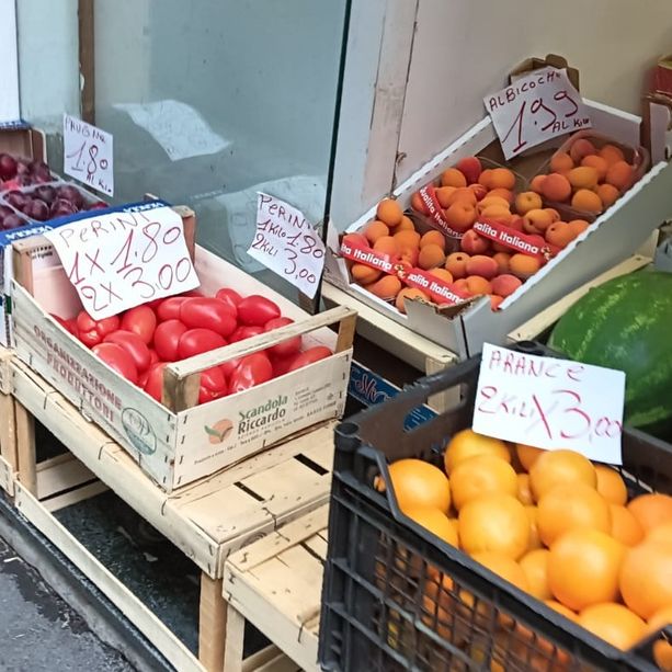 Multe ai fruttivendoli che espongono la merce fuori dai negozi, scattano i controlli: “E' vietato dalla legge”