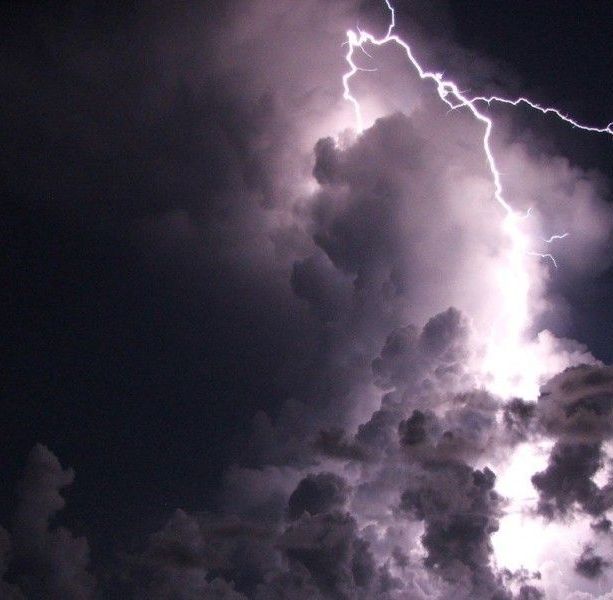 Tuoni, fulmini, grandine e una tromba d'aria: la paurosa notte nel genovese