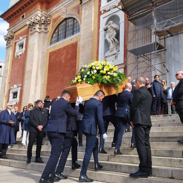Un lungo applauso ha accompagnato l'ingresso in chiesa della bara di Vincenzo Spera (Foto e video)