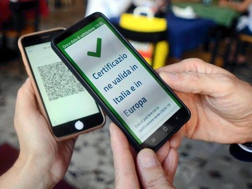Falsi green pass, sgominata banda dei Qr contraffatti
