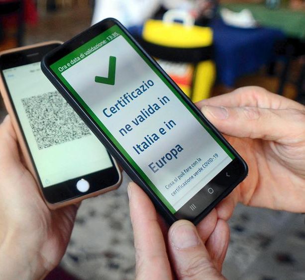 Via libera al super green pass, restrizioni ai no vax anche in zona bianca, ma solo per le festività natalizie