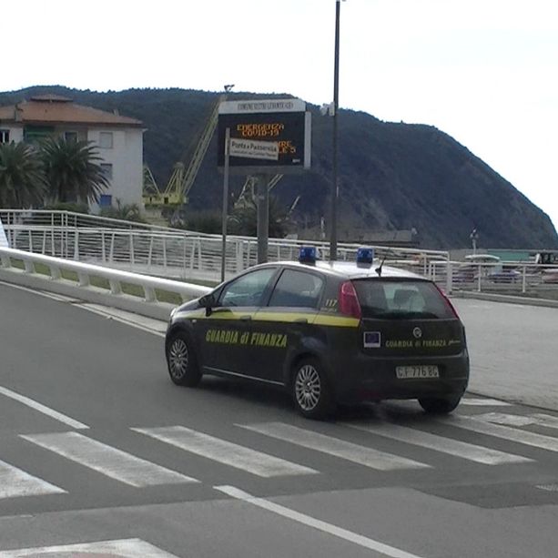 Evasione fiscale milionaria e riciclaggio: denunciate 9 persone e 3 immobili sequestrati