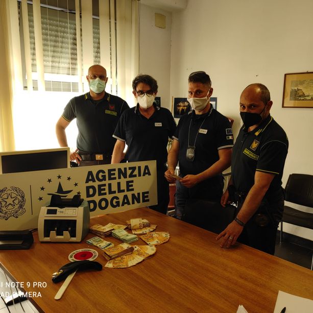 Valuta non dichiarata al Porto di Genova, Guardia di Finanza e ADM intercettano 141mila euro