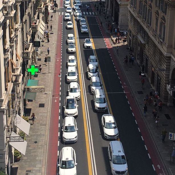 Taxi, la protesta in piazza: “Vogliono mettere delle multinazionali contro un servizio pubblico”