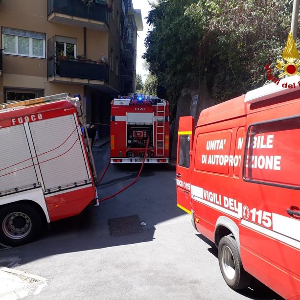 Incendio in un appartamento di via Emery a Genova: abitazione completamente distrutta