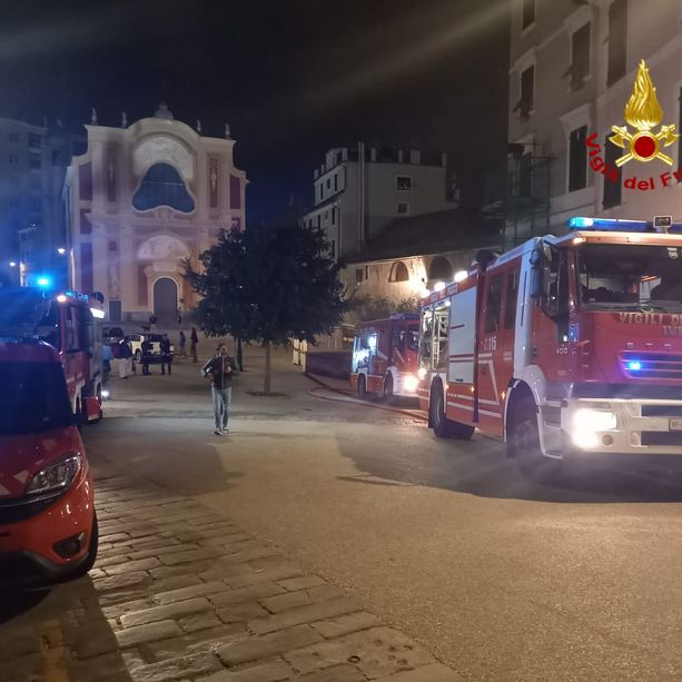Centro storico, appartamento in fiamme in via Campo Pisano, sei persone evacuate (Foto)