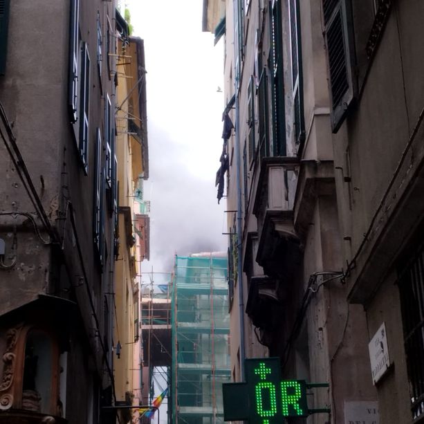 Centro Storico, incendio in un appartamento di via della Maddalena (Diretta)