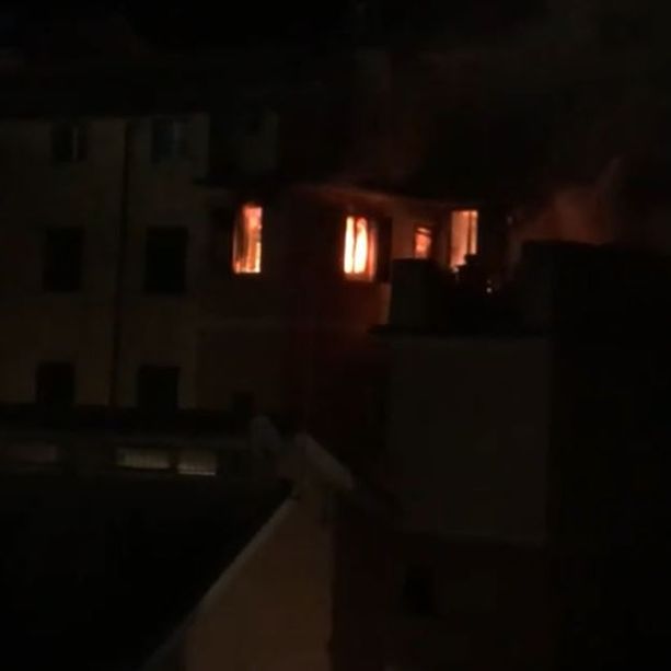 Voltri a fuoco un appartamento nella notte, evacuata una palazzina di tre piani (Video)