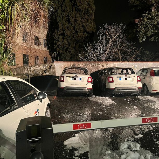 Incendio distrugge tre auto aziendali Iren, indaga la polizia