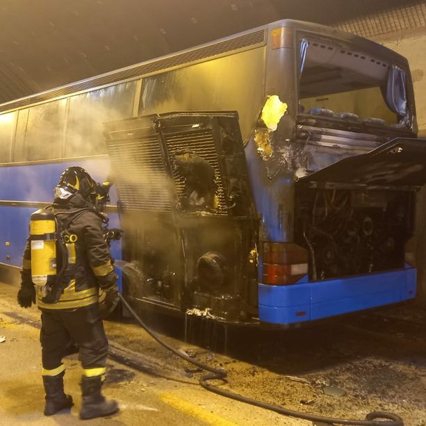 Ronco Scrivia, pullman prende fuoco in autostrada, paura sulla A7 (Foto)