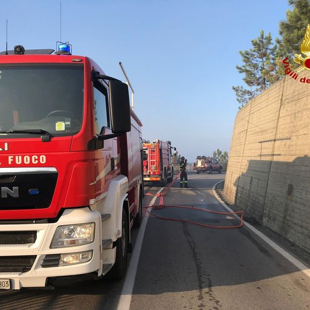 Incendio in un appartamento a Rivarolo: trentenne in codice rosso a Villa Scassi