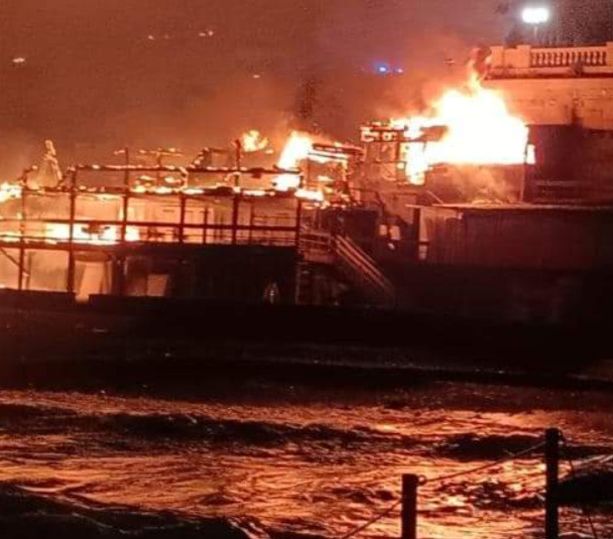 Corso Italia, in fiamme nella notte il Batò Beach Club, ferita una persona (FOTO)