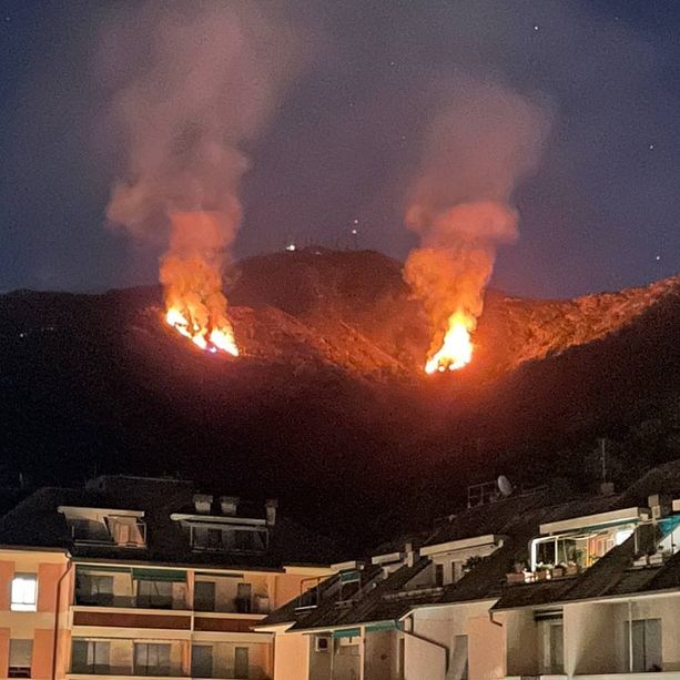Ancora fiamme a Genova, grosso incendio tra monte Moro e monte Fasce