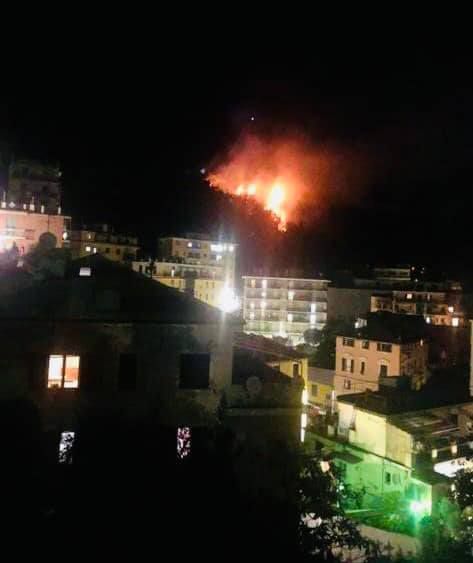 Dopo Bonassola e Monte Moro, a fuoco la collina sopra Nervi