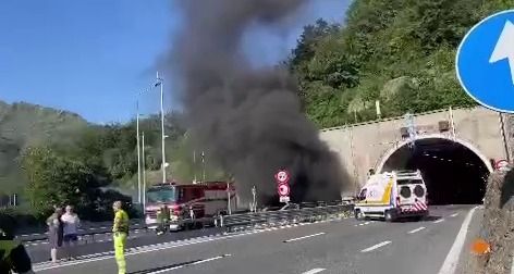 Pullman a fuoco sulla A12, ancora code verso Genova. Proseguono i lavori di ispezione della galleria