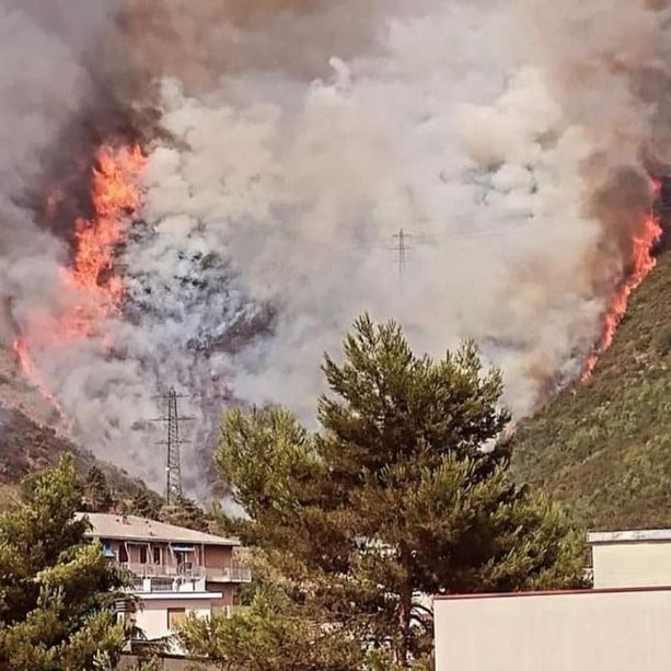 Fiamme nel bosco alle spalle di Sestri Ponente, sul posto elicottero e Canadair. Chiusa la strada per Scarpino, VVF: &quot;L'incendio si sta allargando&quot; (Foto e video)